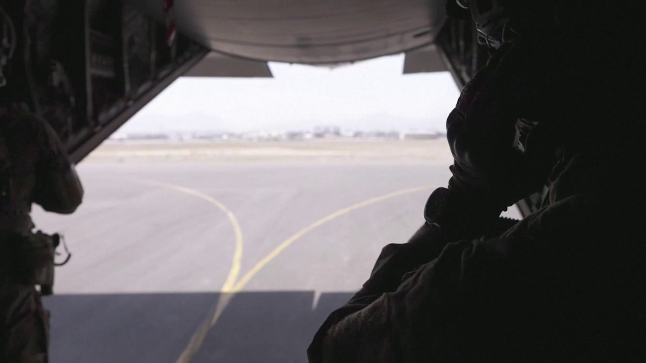 طالبان تستعرض قوتها بعرض عسكري كبير في مطار كابول