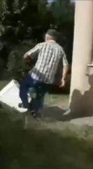 KOMŞULARININ KEDİ BESLEMESİNE SİNİRLENDİ, KEDİ KULÜBESİNİ TEKMELEYEREK PARÇALADI