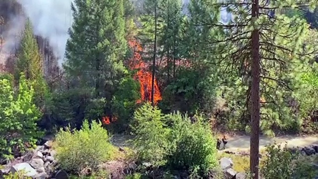 Ανεξέλεγκτη η φωτιά στη λίμνη Τάχο