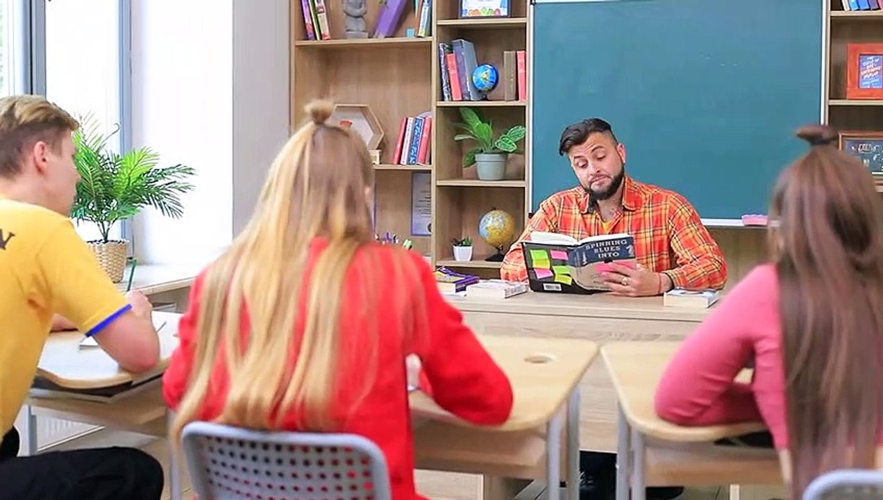 ¿Qué Pasaría si tu Profesor Fuera un Vampiro? / 8 Útiles Escolares de Vampiro