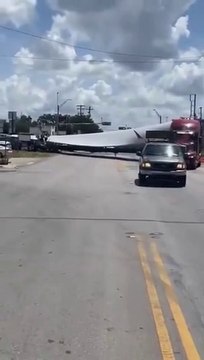 Un convoi exceptionnel transportant une éolienne s'arrête au milieu des voies de train