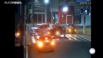 Brasile: commando armato lega ostaggi sui cofani delle auto per fuggire dalla polizia