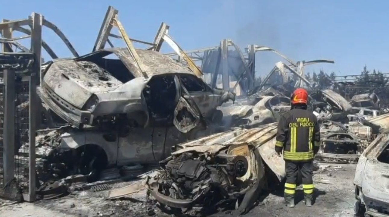 Licata - In fiamme autodemolizioni a piano Bugiades (31.08.21)