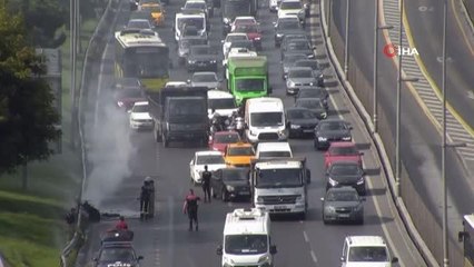 Seyir halindeki motosiklet E-5'te yandı