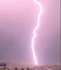 Descargar video: Le plus gros impact de foudre jamais filmé... orage impressionnant