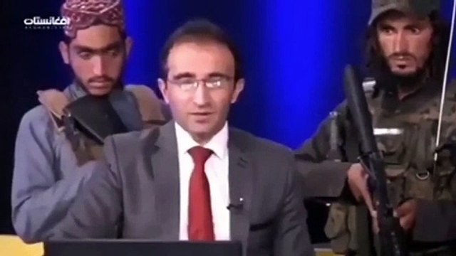 Ce présentateur TV afghan est très bien entouré pendant son direct