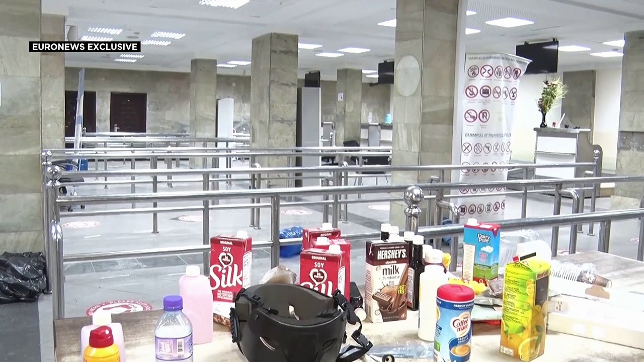 Эксклюзив Euronews: талибы лакомятся в аэропорту