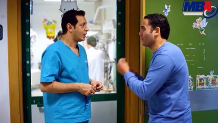 مصطفي شعبان بيقف جنب واحدة غلبان شوف عمل ايه مسلسل دكتور امراض نسا