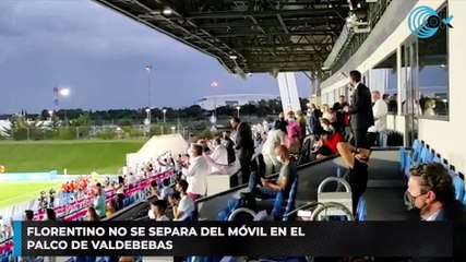 Florentino no se separa del móvil en el palco de Valdebebas