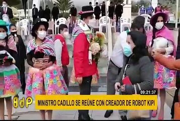 Ministro Cadillo se reúne con creador del robot 'Kipi' en Huancavelica