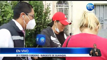 Delincuente arrastra a una joven por robarle sus pertenencias