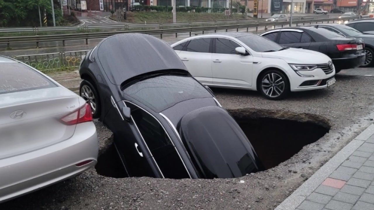 충남 당진 시곡동에 땅꺼짐...SUV 차량 빠져 / YTN