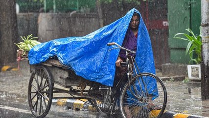 Video herunterladen: Heavy rain lashes parts of Delhi, IMD issues orange alert