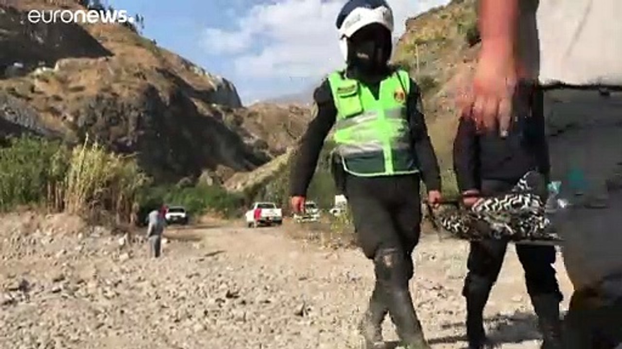 مصرع 32 شخصاً على الأقلّ بسقوط حافلة في جرف بوا...