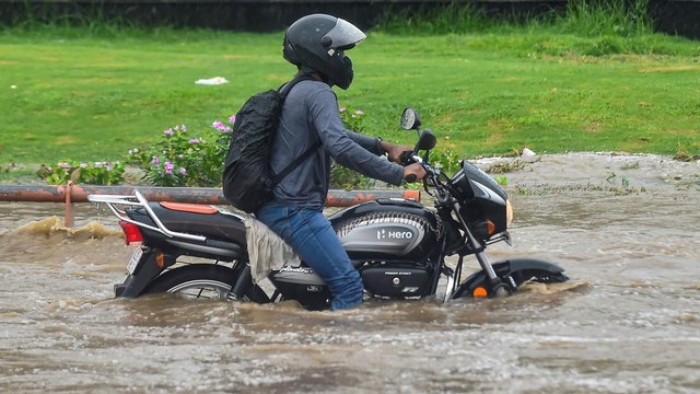 Incessant rain lashes Delhi, trigged waterlogging in city