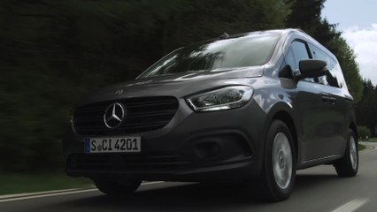 The new Mercedes-Benz CITAN Tourer in Grey Driving Video