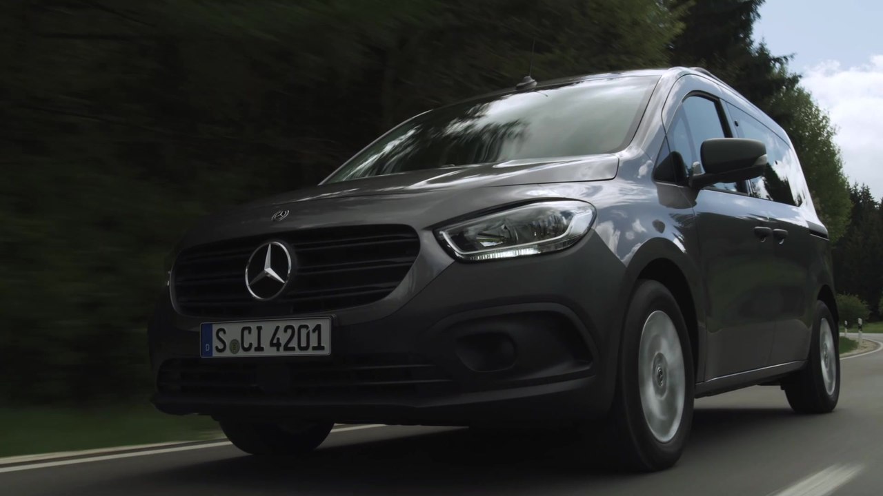 The new Mercedes-Benz CITAN Tourer in Grey Driving Video