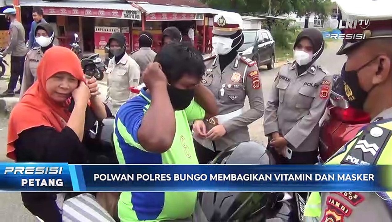 Personel Polwan Polres Bungo Berbagi Melalui Gerakan Bersama Sebar Vitamin