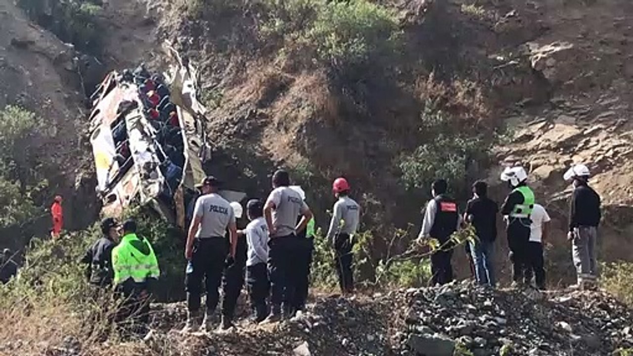 مصرع 32 شخصاً على الأقلّ بسقوط حافلة في وادٍ با...