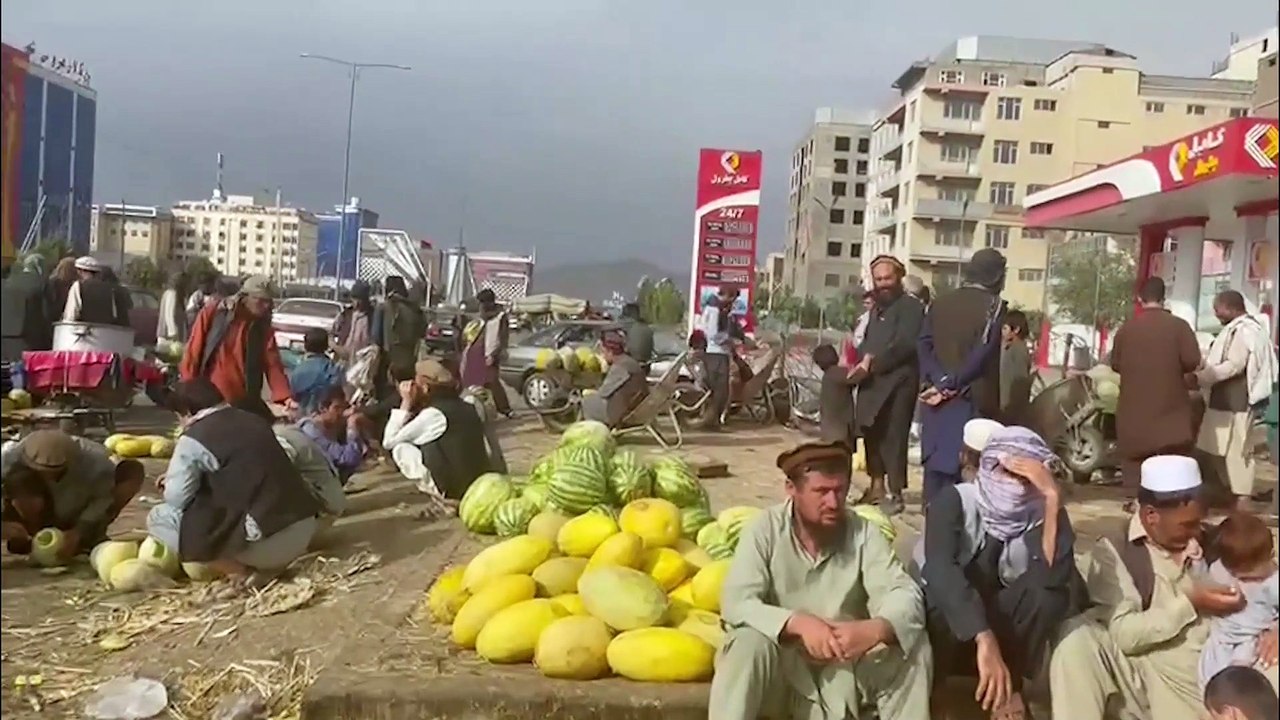 Kabul nel primo giorno senza americani, aeroporto vuoto e mercato pieno: "Ci aiuterà Allah"