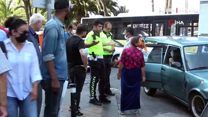 Kaza sonrası arabanın tamponuyla sürücüye saldırdı