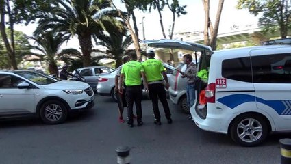 Önce kaza yaptı, sonra arabanın kırılan tamponu ile saldırdı