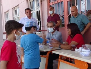 VELİLER ÖĞRETMENLERİ PAYLAŞAMAYINCA OKUL İDARESİ ÇAREYİ KURA ÇEKMEDE BULDU