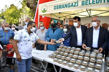 Başkan Dündar'dan vatandaşa aşure ikramı