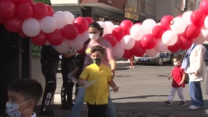 Tải video: Yüz yüze eğitime başalayan ilkokul öğrencilerine polis maske ve kolonya dağıttı