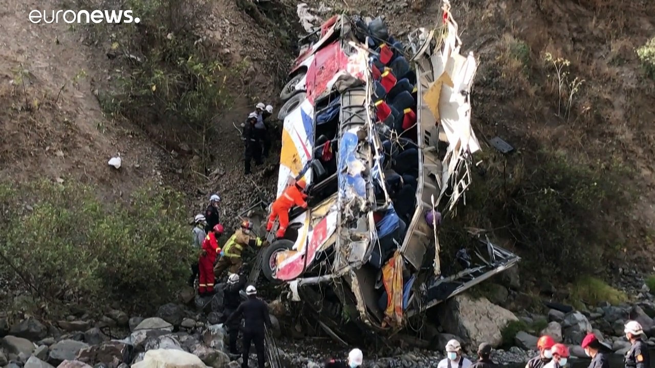 Un autobús de pasajeros cae por un barranco en Perú