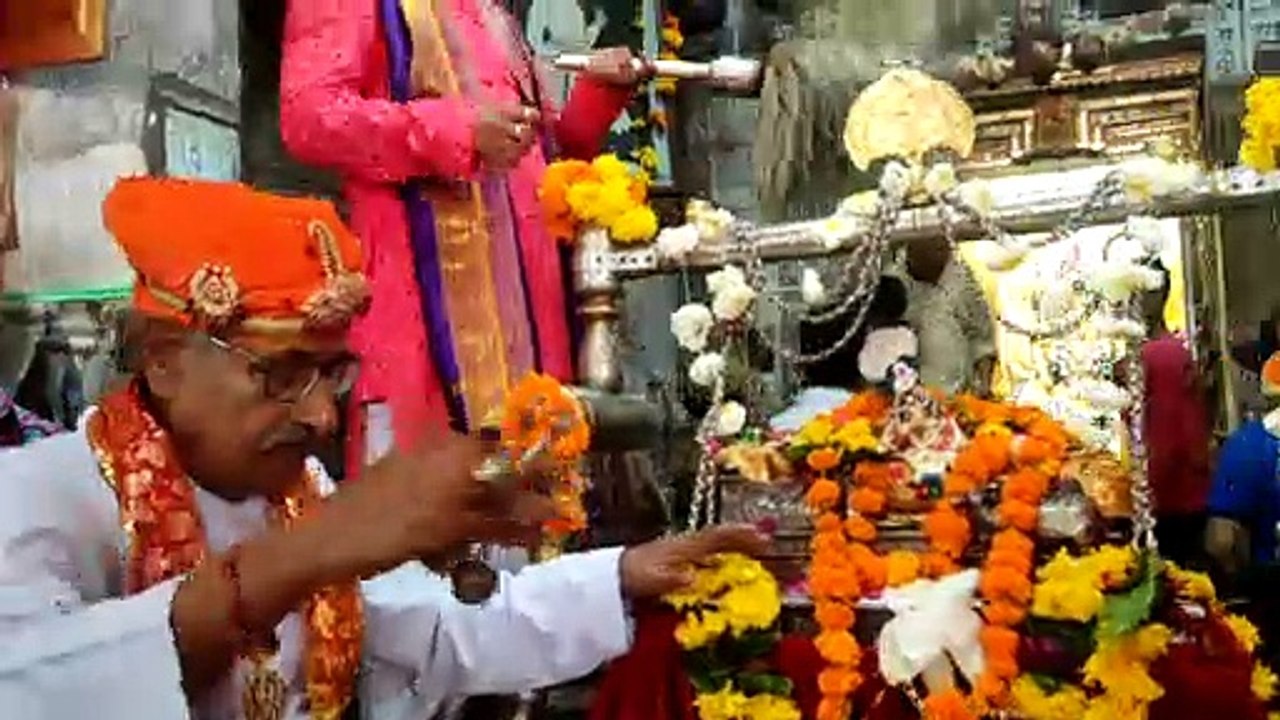 कान्हा जन्म के बाद मंदिरों में हुआ नंदोत्सव