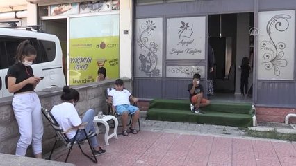 Kuaför muhtar, mahallesindeki çocuklara ücretsiz hizmet veriyor