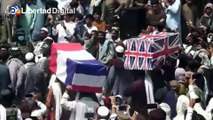Los talibanes celebran la retirada con ataúdes con la bandera americana, francesa e inglesa