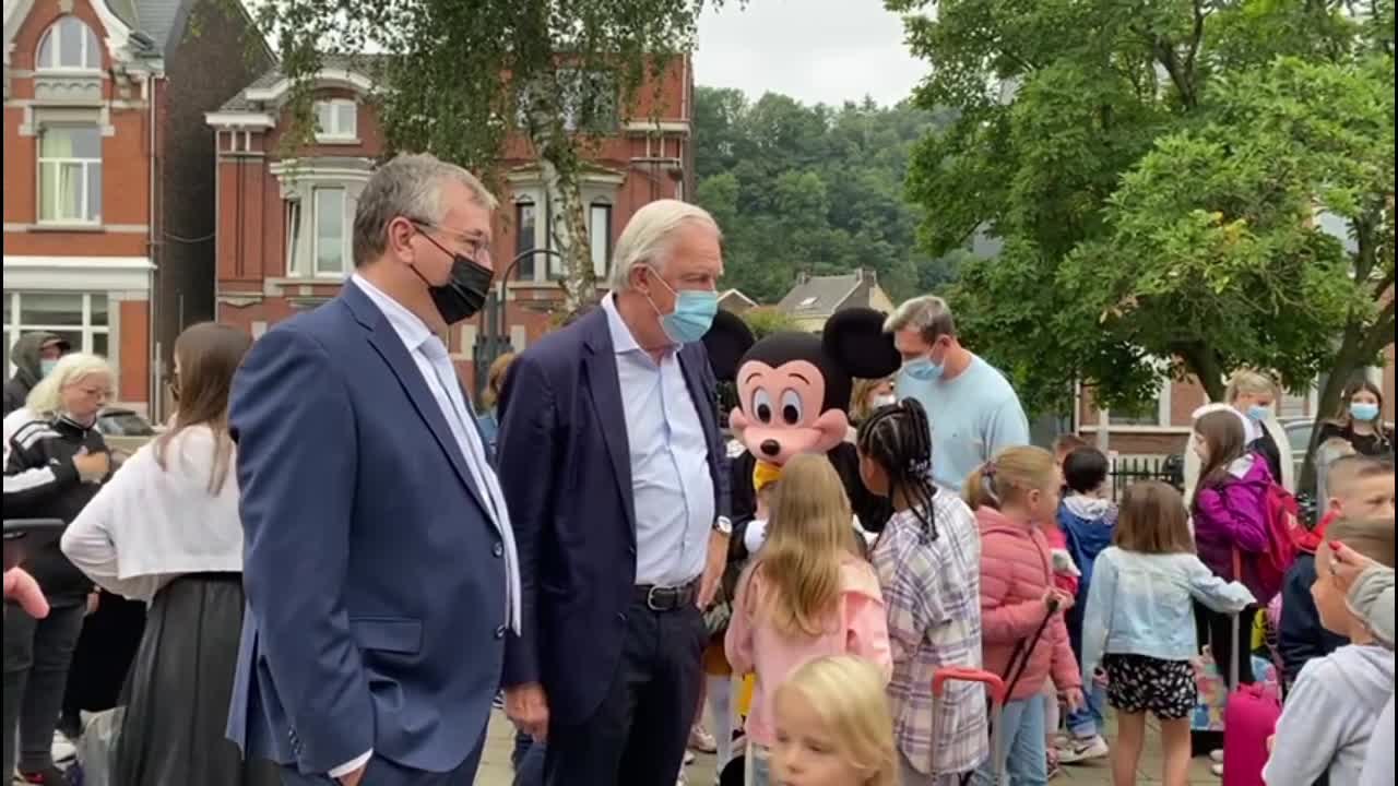 Rentrée scolaire : visite de Pierre-Yves Jeholet à une école touchée par les inondations.
