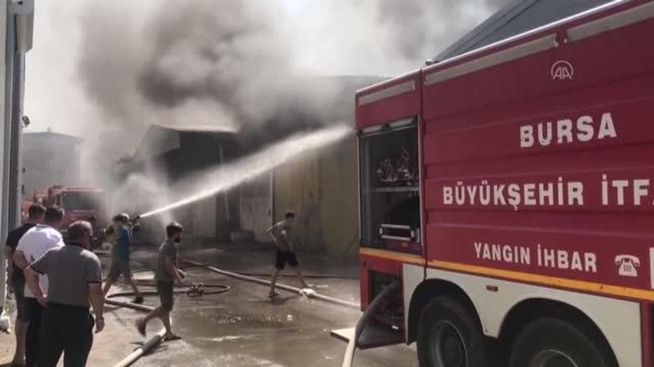 (Drone) Tekstil atölyesinde çıkan yangına müdahale ediliyor
