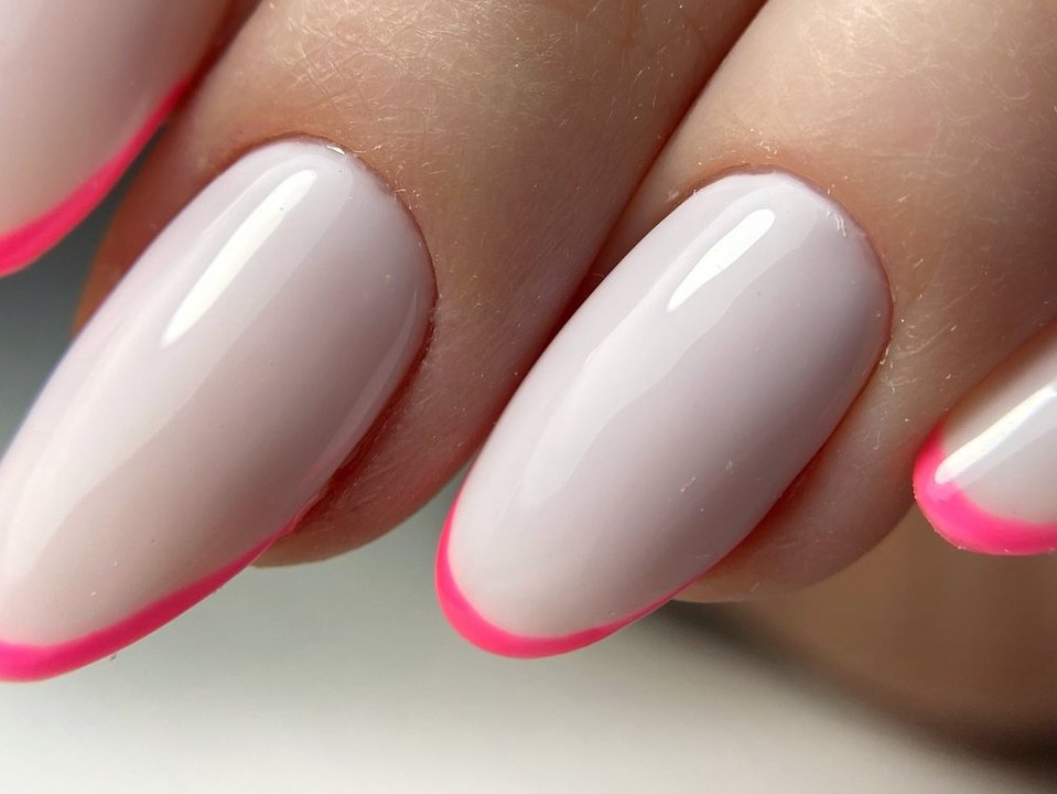 Aus fett wurde filigran: 'Micro Frenchies' ist der Nageltrend 2021!