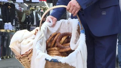 "Kravatlı simitçisi" takım elbisesinden yaz sıcağında da vazgeçmiyor