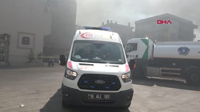 TEKSTİL ATÖLYESİNDEKİ YANGINA MÜDAHALE EDERKEN ÇATIDAN DÜŞTÜ