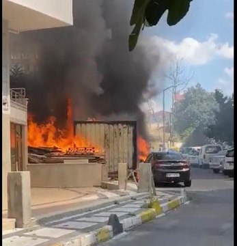 ŞİŞLİ'DE KONTERNERDE YANGIN ÇIKTI; ALEVLERİN SIÇRADIĞI 2 OTOMOBİL HURDAYA DÖNDÜ