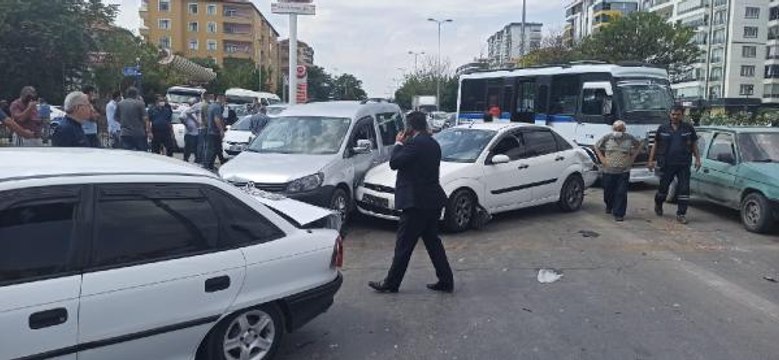 FRENİ BOŞALAN VİNÇ 7 ARACA ÇARPTI: 2 YARALI