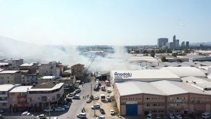 Video herunterladen: (DRONE) Tekstil atölyesinde çıkan yangına müdahale ediliyor (2)