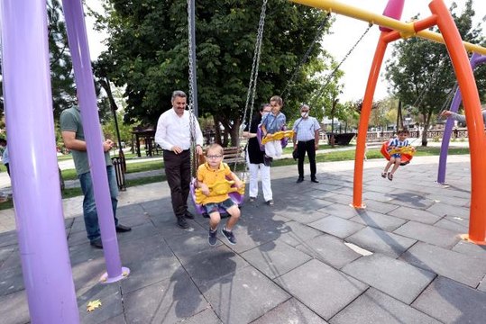 Tokat Belediye Başkanı Eroğlu ikizlerin aynı renkte salıncak isteğini yerine getirdi
