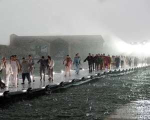 İtalyan moda devinin Venedik'teki defilesinde dolu yağdı