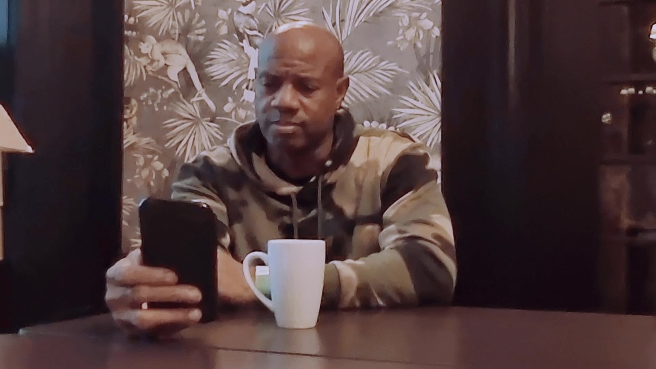 Mike Powell découvre l'hommage de Carl Lewis