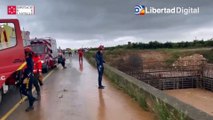 Efectivos de bomberos rescatan a varias personas atrapadas por las inundaciones en Vinaròs