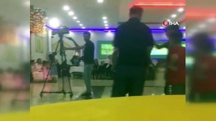 Düğünde coşan davulcu şov uğruna kendisini yakıyordu