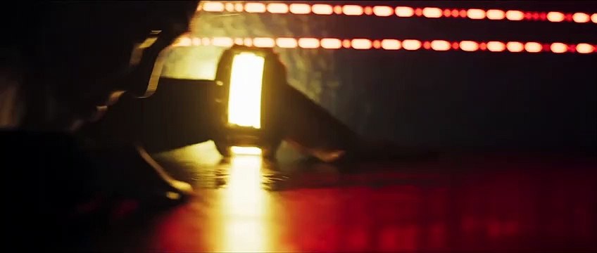 El tubo - Tráiler oficial español -