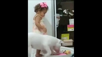 Cette fillette est plus dangereuse que le chien lui-même... Une vraie zombie