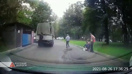 Une conduite d'eau souterraine explose soudainement... impressionnant