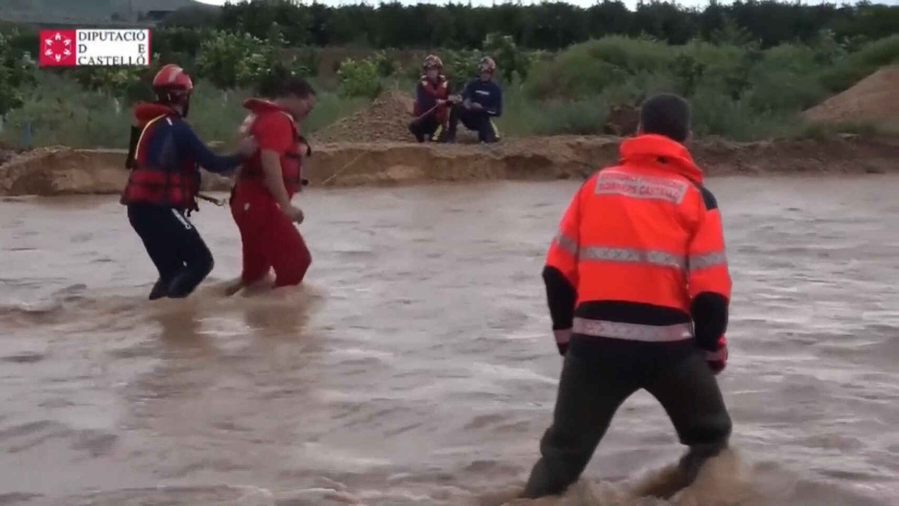La tromba de agua desborda un barranco en Vinaròs (Castellón) y atrapa a varias personas